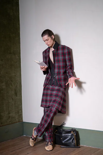 Look 18